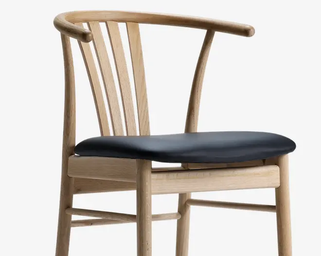 Spisebordsstol i massiv eg