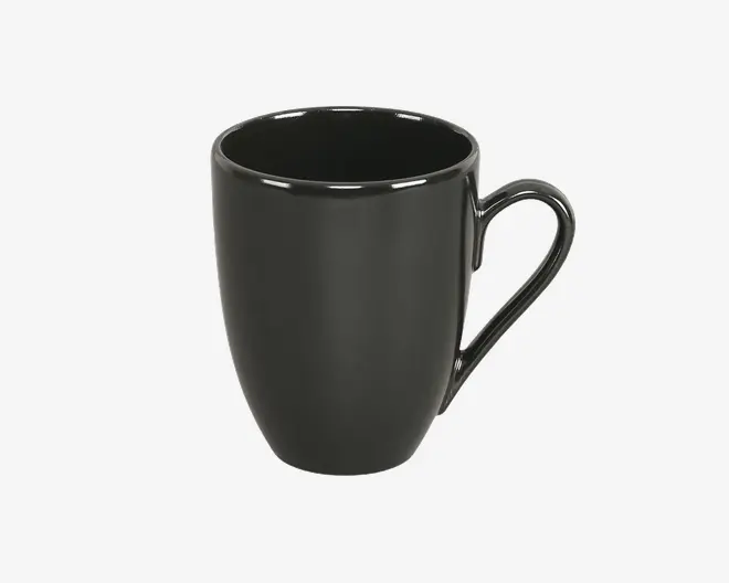 En høj, blank sort keramikkop med glat overflade og et stort, buet håndtag. Koppen har en let tilspidset form, der er bredere foroven og smallere forneden, og har et enkelt, moderne design uden mønstre eller dekorationer.