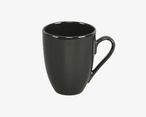 En høj, blank sort keramikkop med glat overflade og et stort, buet håndtag. Koppen har en let tilspidset form, der er bredere foroven og smallere forneden, og har et enkelt, moderne design uden mønstre eller dekorationer.