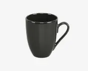 En høj, blank sort keramikkop med glat overflade og et stort, buet håndtag. Koppen har en let tilspidset form, der er bredere foroven og smallere forneden, og har et enkelt, moderne design uden mønstre eller dekorationer.