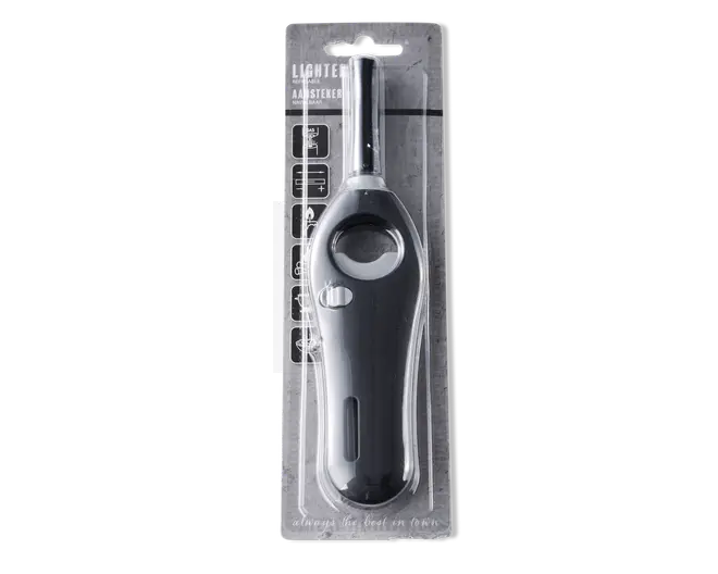 Lang sort tændstik med ergonomisk buet håndtag, synlig tændingsknap og et gennemsigtigt vindue til at kontrollere brændstofniveauet. Lighteren er pakket i en klar plastblisterpakning med ophængshul øverst til udstilling.
