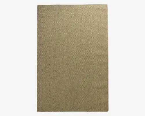Rektangulært måtte med tæt vævet struktur i en neutral beige farve. Kanterne er pænt afsluttede, og overfladen fremstår glat og jævn, hvilket gør den velegnet til områder med meget trafik. Det enkle, ensfarvede design gør den alsidig til forskellige indretninger.