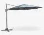 Stor udendørs hængeparasol med lysegråt dug og robust metalstel. Parasollen er monteret på en sideplaceret stang med krydsformet fod, hvilket giver fri plads under skyggen. Dugen er ottekantet og har forstærkede ribber for ekstra stabilitet.