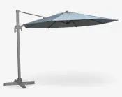 Stor udendørs hængeparasol med lysegråt dug og robust metalstel. Parasollen er monteret på en sideplaceret stang med krydsformet fod, hvilket giver fri plads under skyggen. Dugen er ottekantet og har forstærkede ribber for ekstra stabilitet.
