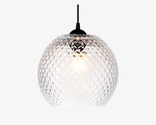 Kugleformet pendellampe med en tekstureret glasskærm i diamantmønster. Glasset er klart, så pæren indeni er synlig og giver en glitrende effekt, når lampen er tændt. Lampen hænger i en sort ledning og har en sort topfatning.