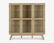 Rektangulært skab med tre glaslåger, lys træramme og skråtstillede ben. Indeholder to indvendige glashylder i hver sektion, hvilket giver god plads til udstilling. Håndtagene er integreret i træet for et stilrent og minimalistisk udtryk.