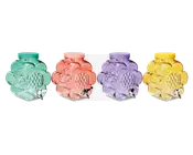 Sæt med fire farverige, blomsterformede drikkedispensere i grøn, pink, lilla og gul. Hver dispenser har prægede frugtmotiver på siderne og en sølvfarvet tappehane nederst for nem udskænkning. Dispenserne har brede skruelåg, der gør dem nemme at fylde og rengøre.