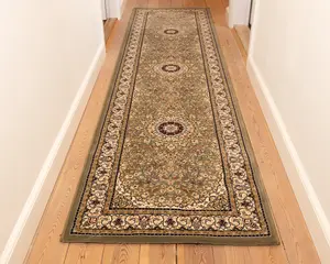 En lang, rektangulær løber med et indviklet blomster- og medaljonmønster i dæmpede jordfarver, herunder olivengrøn, beige og bordeaux. Tæppet har tre cirkulære medaljoner jævnt fordelt langs længden, omgivet af en detaljeret kant med snoede vinmønstre. Kanterne er pænt afsluttet, og tæppet ligger fladt på et lyst trægulv i en gang.