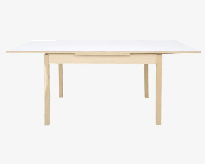 Rektangulært bord med hvid bordplade og ben samt stel i lyst træ. Bordet har et minimalistisk design med rene linjer og en glat overflade. Benene er lige og placeret i hvert hjørne, hvilket giver stabil støtte. Bordet ser ud til at have en udtræksfunktion, hvilket ses på samlingen og udtræksdelen under bordpladen.