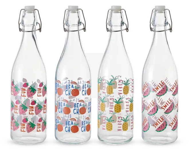 Fire klare glasflasker med patentlåg, hver med et forskelligt farverigt frugt-tema design. Den første flaske har lyserøde jordbær og ordet 'FUN' i rød. Den anden flaske er dekoreret med appelsiner og ordene 'BEACH CHILL' i blå og orange. Den tredje flaske viser gule ananas og ordet 'VIBES' i guld. Den fjerde flaske har vandmelonskiver og ordet 'SMILE' i rød. Alle flasker har en glat, cylindrisk form og en sikker metal-lukning.