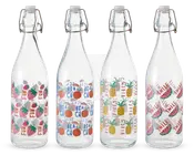 Fire klare glasflasker med patentlåg, hver med et forskelligt farverigt frugt-tema design. Den første flaske har lyserøde jordbær og ordet 'FUN' i rød. Den anden flaske er dekoreret med appelsiner og ordene 'BEACH CHILL' i blå og orange. Den tredje flaske viser gule ananas og ordet 'VIBES' i guld. Den fjerde flaske har vandmelonskiver og ordet 'SMILE' i rød. Alle flasker har en glat, cylindrisk form og en sikker metal-lukning.