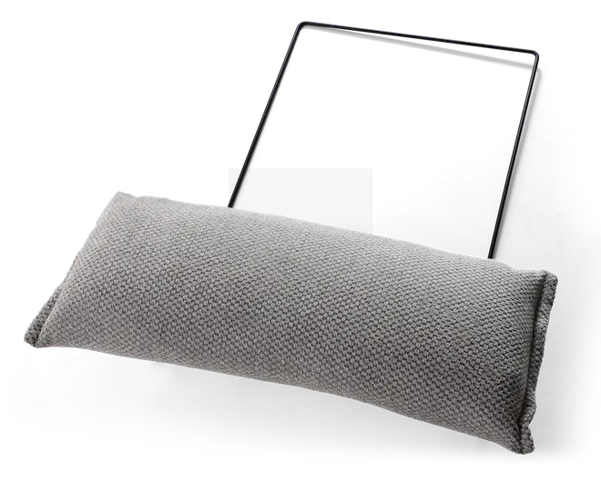 Rektangulær, tekstureret lysegrå pude med et tæt vævet stofbetræk. Puden er fastgjort til en tynd, sort metalramme, som ser ud til at være beregnet til ophængning eller støtte af puden. Pudens kanter er pænt syet, og det samlede design er minimalistisk og moderne.