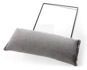 Rektangulær, tekstureret lysegrå pude med et tæt vævet stofbetræk. Puden er fastgjort til en tynd, sort metalramme, som ser ud til at være beregnet til ophængning eller støtte af puden. Pudens kanter er pænt syet, og det samlede design er minimalistisk og moderne.