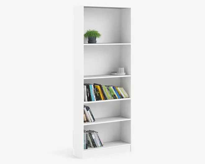 Høj, rektangulær reol med glat, hvid overflade og fem jævnt fordelte hylder. Øverste hylde har en lille potteplante, anden hylde viser to minimalistiske pyntegenstande, og de resterende hylder indeholder forskellige bøger, der står både oprejst og skråt. Designet er moderne og enkelt, velegnet til hjemmet eller kontoret.