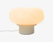En svampeformet bordlampe med blank, opal cremefarvet skærm, kort cylindrisk base og synlig hvid ledning.
