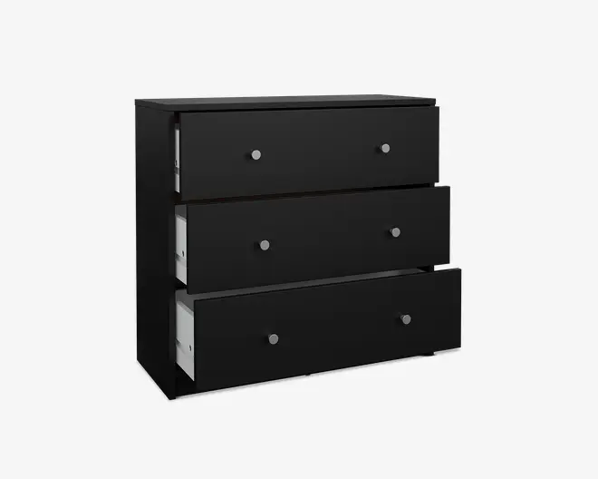 En sort skuffeenhed med tre skuffer og et minimalistisk design. Hver skuffe har to runde sølvfarvede greb for nem åbning. Skufferne er rummelige og glider let ud, hvilket giver god opbevaringsplads. Enheden har en flad top, der egner sig til dekoration eller nødvendige ting. Overfladen er mat, hvilket giver et moderne og stilrent udtryk.