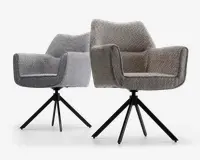 To moderne lænestole med tekstureret polstring, den ene i lysegrå og den anden i taupe. Begge stole har høje, vinklede armlæn samt en bred, polstret sæde- og ryglæn for ekstra komfort. Stolene står på solide, sorte metalben, der forgrener sig i fire retninger og giver et stabilt og moderne udtryk.