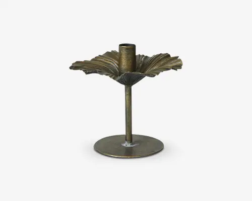 Lysestage i messing med dekorativt bladmotiv omkring lyseholderen. Lysestagen har en rund, flad fod for stabilitet og en slank stamme. Bladdesignet giver et elegant, vintage udtryk, og messingmaterialet har en varm, antik finish.