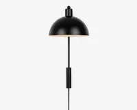 En moderne lampe med en mat sort, kuppelformet metalskærm med glat finish. Lampen har en slank, lodret kromstang og en matchende sort cylindrisk detalje nær bunden. Undersiden af skærmen er hvid, hvilket giver et blødt og diffust lys. Designet er minimalistisk og moderne, velegnet til forskellige indretninger.
