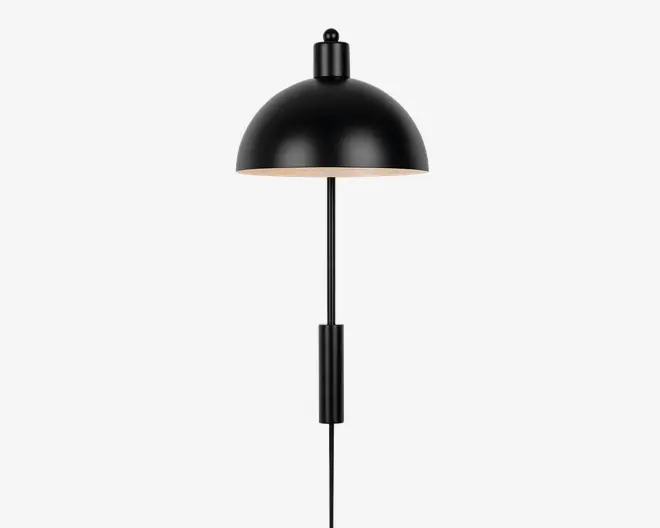 En moderne lampe med en mat sort, kuppelformet metalskærm med glat finish. Lampen har en slank, lodret kromstang og en matchende sort cylindrisk detalje nær bunden. Undersiden af skærmen er hvid, hvilket giver et blødt og diffust lys. Designet er minimalistisk og moderne, velegnet til forskellige indretninger.