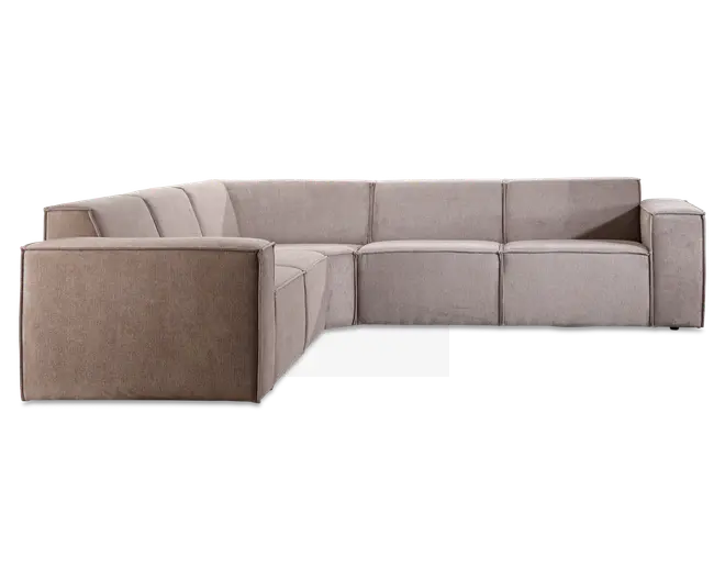 Moderne L-formet sofa med rene linjer og lav profil. Betrukket med et neutralt beige stof og udstyret med brede, flade armlæn samt dybe, bløde sædehynder for ekstra komfort. Ryghynderne er let skrånende for ergonomisk støtte, og synlige syninger giver et diskret dekorativt præg. Sofaen står tæt på gulvet, hvilket giver et moderne udtryk, der passer til mange forskellige stuer.