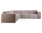 Moderne L-formet sofa med rene linjer og lav profil. Betrukket med et neutralt beige stof og udstyret med brede, flade armlæn samt dybe, bløde sædehynder for ekstra komfort. Ryghynderne er let skrånende for ergonomisk støtte, og synlige syninger giver et diskret dekorativt præg. Sofaen står tæt på gulvet, hvilket giver et moderne udtryk, der passer til mange forskellige stuer.