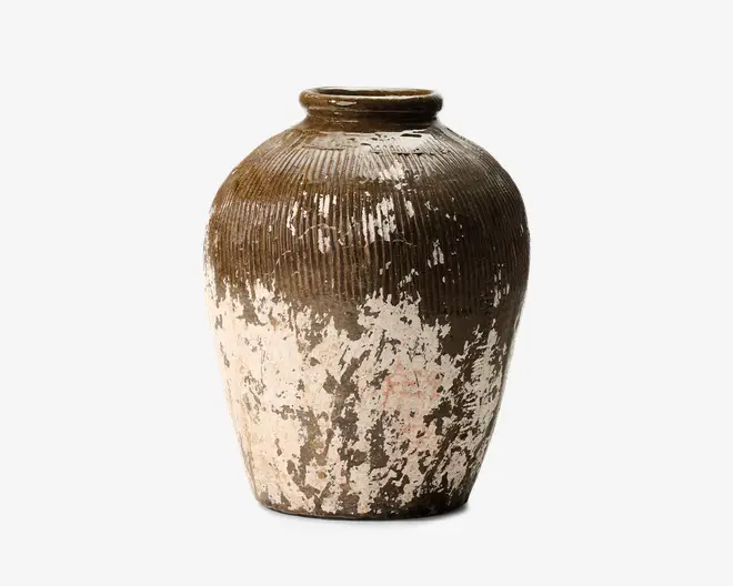Høj keramisk vase med smal hals og rund krop, med mørkebrun rillet top og en slidt hvid nedre del med patineret finish.