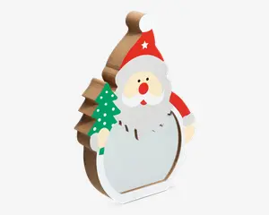 En dekorationsgenstand formet som julemanden, lavet af træ med malede detaljer. Julemanden har en rød hue med hvid kvast og stjerne, hvidt skæg og rød frakke. Han holder et grønt juletræ med hvide prikker. Forsiden har et klart vindue, hvilket antyder, at den kan bruges til at vise eller opbevare små genstande indeni.