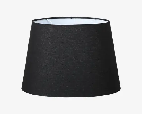En sort, let konisk lampeskærm med glat stof på ydersiden og hvid inderside. Topåbningen er mindre end bunden, hvilket giver et klassisk og moderne udtryk. Stoffet har en diskret struktur, og kanterne er pænt afsluttede.