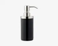 En cylindrisk dispenser med blank sort krop og en metalfarvet sølv pumpe foroven. Pumpen har et stilrent, moderne design med en buet tud, der gør det nemt at dosere indholdet. Udtrykket er minimalistisk og tidssvarende, velegnet til moderne badeværelser eller køkkener.