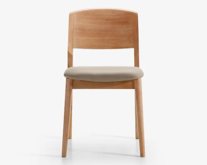 Stol med stel i lyst naturtræ, der har et let buet ryglæn for ergonomisk støtte. Sædet er polstret og betrukket med et lysebeige stof, hvilket giver god komfort. Designet er minimalistisk og moderne med rene linjer og en solid konstruktion.