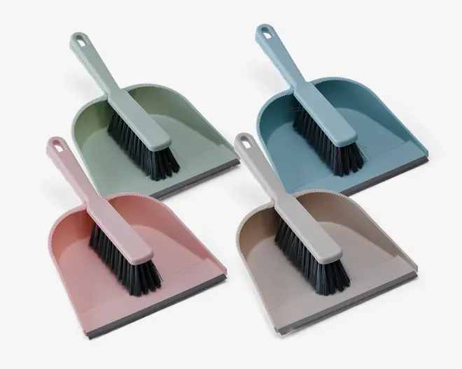 Sæt med fire matchende fejebakker og børster i pastelfarver: grøn, blå, lyserød og beige. Hvert sæt har en fejebakke med en flad kant for nem fejning og en børste med sorte børstehår samt et håndtag, der passer perfekt på fejebakken for kompakt opbevaring. Håndtagene har et hul i enden til ophængning.