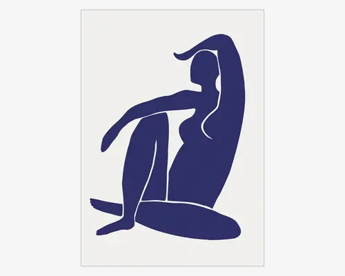 Minimalistisk kunstværk med en stiliseret silhuet af en siddende figur i dyb blå på hvid baggrund. Figuren er abstrakt med glatte, flydende linjer og forenklede former, hvor den ene arm er bøjet over hovedet og den anden hviler på et optrukket knæ. Designet fremhæver kurver og negativt rum, hvilket giver et moderne og elegant udtryk.