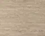 Lys beige overflade med diskrete horisontale striber og naturlig stenstruktur. Overfladen er mat med fine prikker og bløde farvevariationer, hvilket giver et jordnært og organisk udtryk. Mønsteret er ensartet og afdæmpet, velegnet til at skabe en neutral og elegant baggrund.