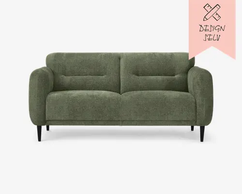 Moderne sofa med dyb olivengrøn stofpolstring, udstyret med bløde, afrundede armlæn og ryglæn. Sæde- og ryghynderne har diskrete, horisontale syninger for ekstra struktur. Sofaen står på korte, koniske sorte ben, hvilket giver et moderne udtryk.