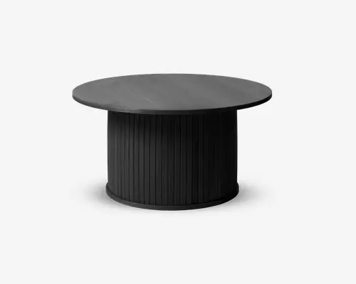 Rundt bord med mat sort finish. Bordpladen er glat og cirkulær, mens basen er cylindrisk og har lodrette riller, der giver et moderne og struktureret udtryk. Basen er solid og robust, hvilket giver god støtte til bordpladen.