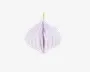 Lys lilla ornament i honningkagemønster med rund, løgformet facon. Fremstillet af foldet papir, har den et elegant, symmetrisk mønster og en gylden ophængssnor i toppen til nem ophængning.
