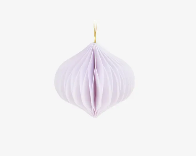 Lys lilla ornament i honningkagemønster med rund, løgformet facon. Fremstillet af foldet papir, har den et elegant, symmetrisk mønster og en gylden ophængssnor i toppen til nem ophængning.