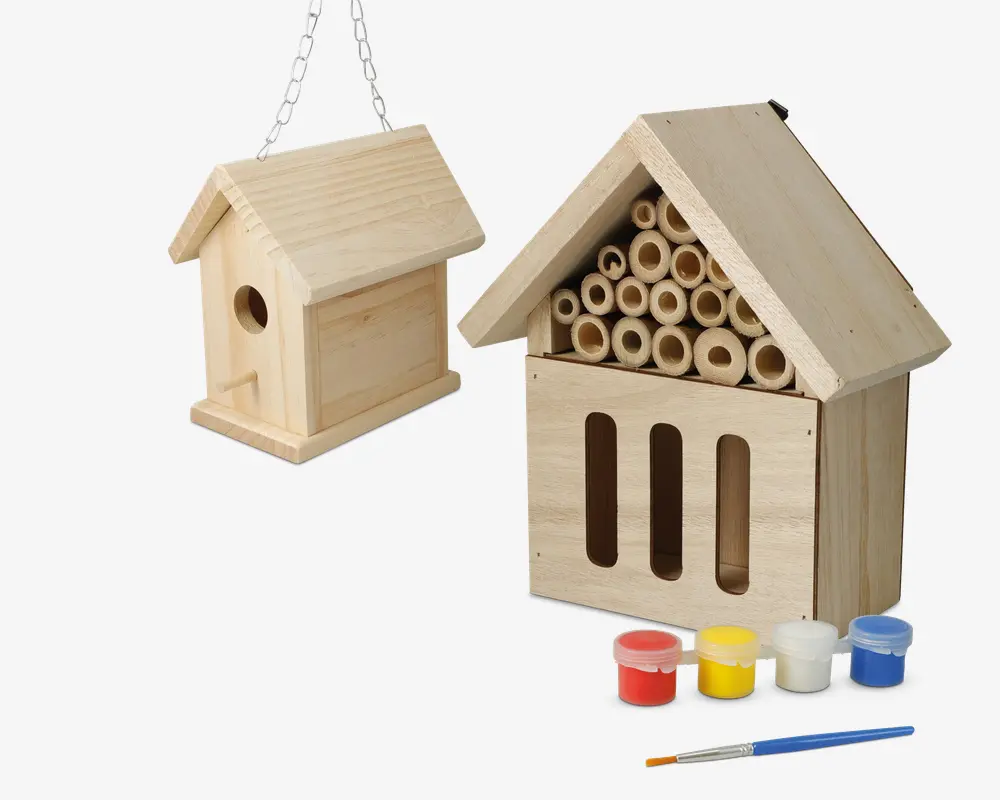 To ubehandlede træhuse vises. Det første er et lille fuglehus med sadeltag, et rundt indgangshul og en siddepind under hullet. Det hænger i en metal kæde. Det andet er et større hus med trekantet tag, fyldt med hule bambusrør i den øverste del og tre lodrette åbninger i den nederste del, beregnet til insekter. Foran husene ligger fire små malerbøtter i rød, gul, hvid og blå samt en tynd pensel, hvilket indikerer, at husene kan dekoreres.