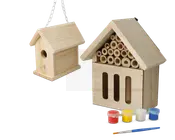 To ubehandlede træhuse vises. Det første er et lille fuglehus med sadeltag, et rundt indgangshul og en siddepind under hullet. Det hænger i en metal kæde. Det andet er et større hus med trekantet tag, fyldt med hule bambusrør i den øverste del og tre lodrette åbninger i den nederste del, beregnet til insekter. Foran husene ligger fire små malerbøtter i rød, gul, hvid og blå samt en tynd pensel, hvilket indikerer, at husene kan dekoreres.