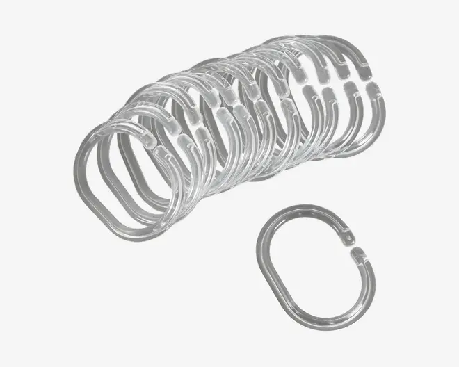 Et sæt klare, ovale plastikringe med et lille hængsel og låsemekanisme, der gør dem nemme at åbne og lukke. Ringene er glatte og gennemsigtige, så indholdet let kan ses. De er lette og designet til gentagen brug.