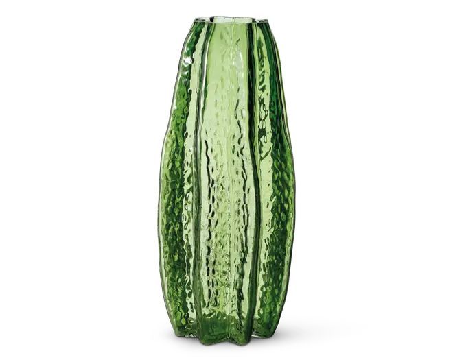 Høj, cylindrisk vase lavet af grønt glas med en tekstureret, rillet overflade. Vasen har skiftevis lyse og mørkegrønne lodrette striber, hvilket giver den et naturligt, organisk udseende. Glasset har en blank finish, og kanten er glat og let udadbuet.