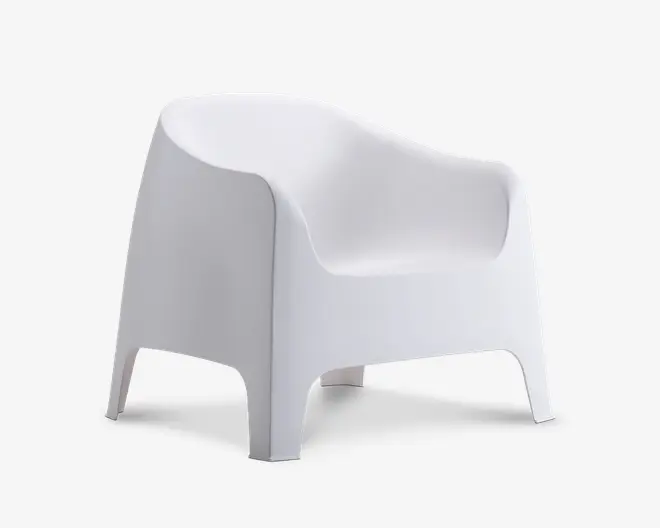 Moderne lænestol med en glat, mat hvid overflade. Stolen har en bred, buet ryg og integrerede armlæn for ekstra komfort. Designet er minimalistisk og støbt i ét stykke med let udsvungne ben og en let tilbagelænet siddeflade, velegnet til både indendørs og udendørs brug.