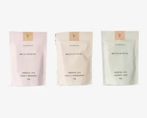 Tre genlukkelige poser, hver med en forskellig blanding af æteriske olier: Pæon + Bergamot, Vanilje + Sandeltræ og Kokos + Mynte. Hver pose har et minimalistisk design i bløde pastelfarver, en lille botanisk illustration øverst og tydelig tekst, der angiver duft og vægt (00g). Emballagen er enkel og moderne, velegnet som gave eller til personlig brug.