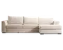 Moderne hjørnesofa med chaiselong på højre side, betrukket med lysebeige stof. Sofaen har tre store ryghynder og tre sædehynder samt brede, firkantede armlæn i begge ender. Den har et lavt design og står på korte, mørke træben, hvilket giver et rent og minimalistisk udtryk.