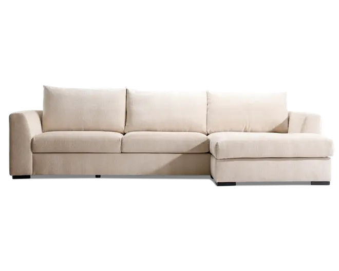Moderne hjørnesofa med chaiselong på højre side, betrukket med lysebeige stof. Sofaen har tre store ryghynder og tre sædehynder samt brede, firkantede armlæn i begge ender. Den har et lavt design og står på korte, mørke træben, hvilket giver et rent og minimalistisk udtryk.