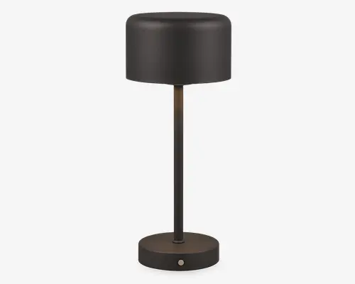 Elegant, moderne bordlampe med mat sort finish. Lampen har en cylindrisk fod og en bred, afrundet lampeskærm. Den har en slank, central stang og en lille knap på basen til nem betjening. Minimalistisk design, der passer til moderne indretning.