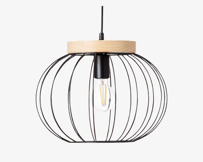 Hængelampe med et rundt, åbent burdesign lavet af sorte metalstænger og en naturlig trædetalje øverst. Pæren er synlig og hænger fra en sort fatning, hvilket giver lampen et industrielt og moderne udtryk.