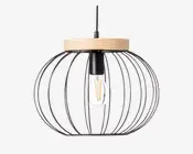 Hængelampe med et rundt, åbent burdesign lavet af sorte metalstænger og en naturlig trædetalje øverst. Pæren er synlig og hænger fra en sort fatning, hvilket giver lampen et industrielt og moderne udtryk.