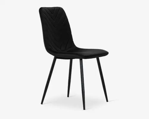 Moderne stol med sort polstret sæde og ryglæn, der har et chevron-syet mønster. Stolen har slanke, skrå metalben med mat sort finish, hvilket giver et minimalistisk og moderne udtryk. Sædet og ryglænet er let formet for øget komfort.